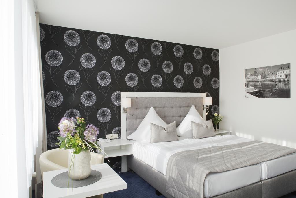 Hafenhotel Pommernyacht Ueckermünde Buitenkant foto