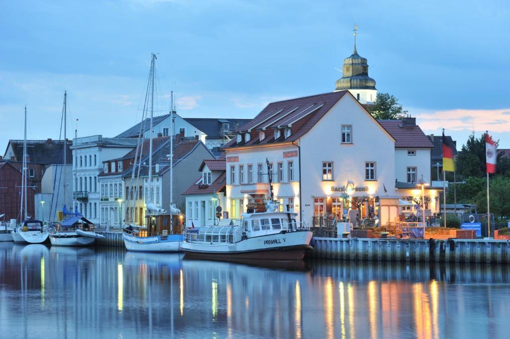Hafenhotel Pommernyacht Ueckermünde Buitenkant foto