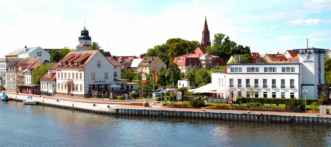 Hafenhotel Pommernyacht Ueckermünde Buitenkant foto